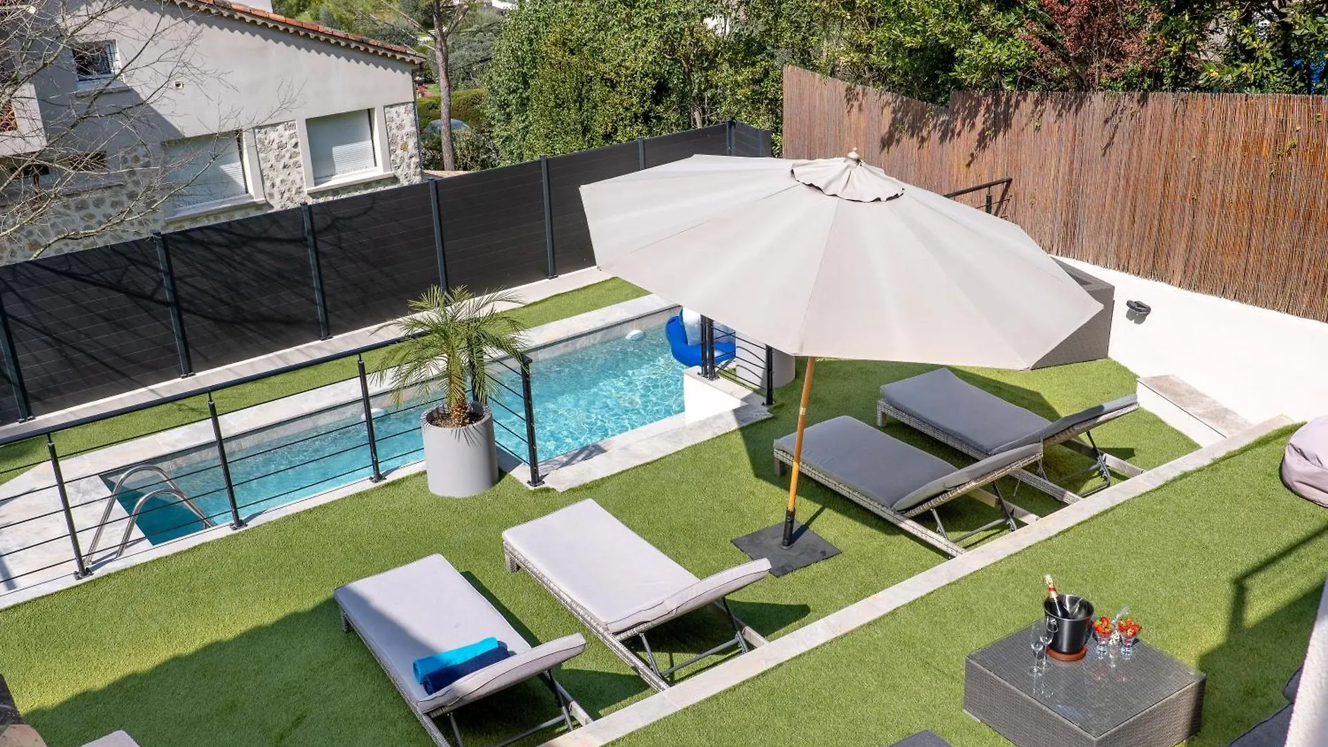 Piscine-Jacuzzi-Videoprojecteur-Clim La Perle Rare Villa Mougins Frankrike